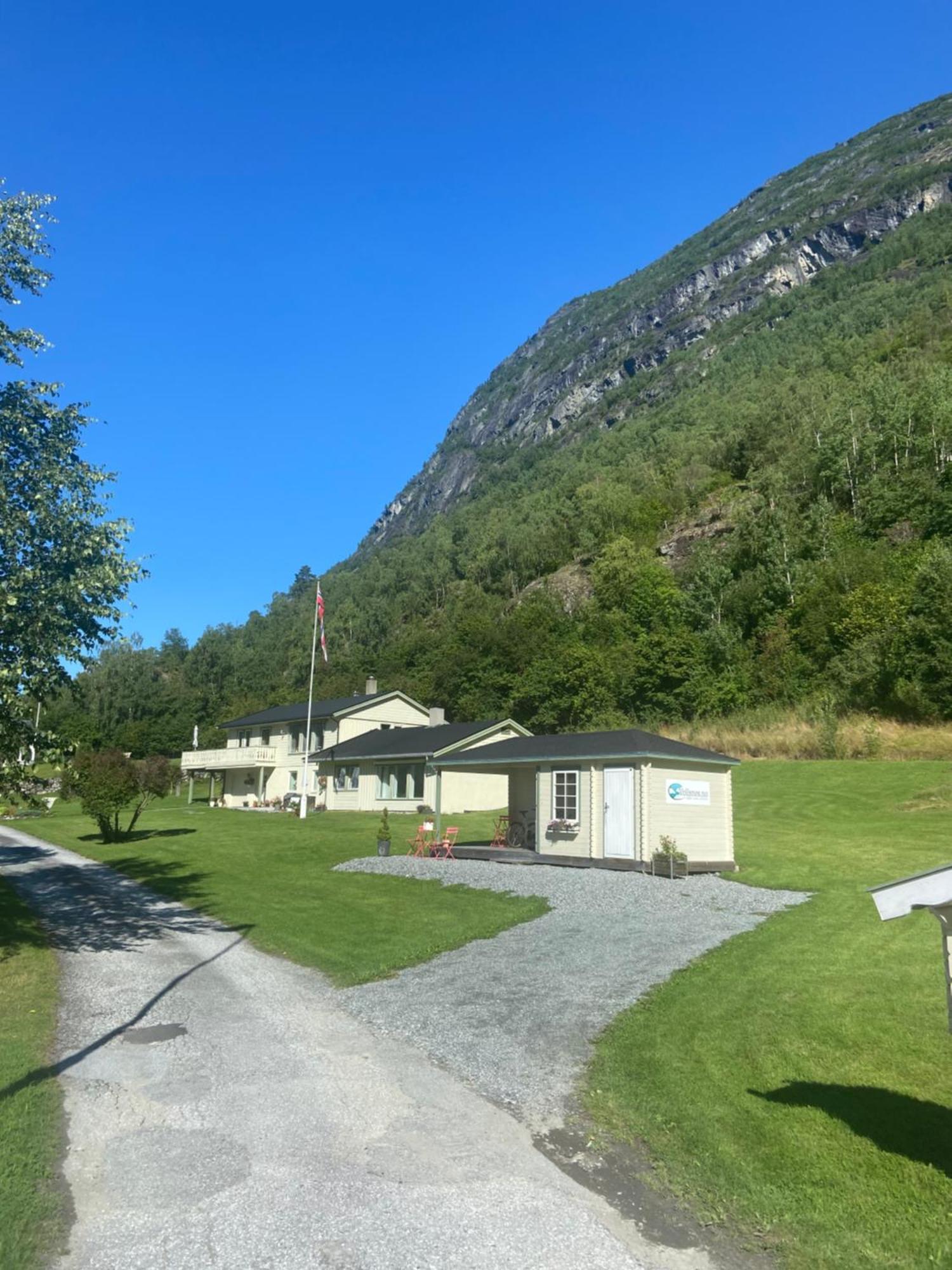 Vollsnes Lodge *